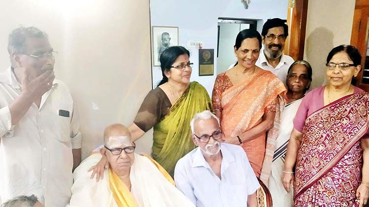 Akkitham-with-family.