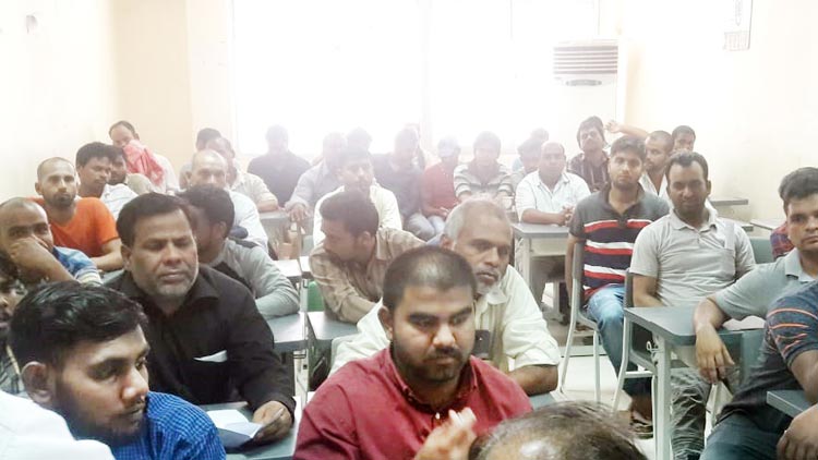 അൽ അഹ്​സയിലെ തൊഴിലാളികളെ  എംബസി സംഘം സന്ദർശിച്ചു