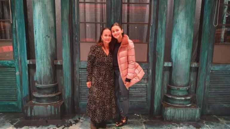 Alia bhatt with mother