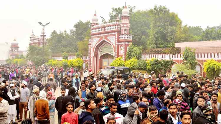 അ​ലീ​ഗ​ഢി​ലെ പൊ​ലീ​സ്​ വാ​ഴ്​​ച; വേ​ണ്ട​ത്​ സ്വ​ത​ന്ത്ര അ​ന്വേ​ഷ​ണം