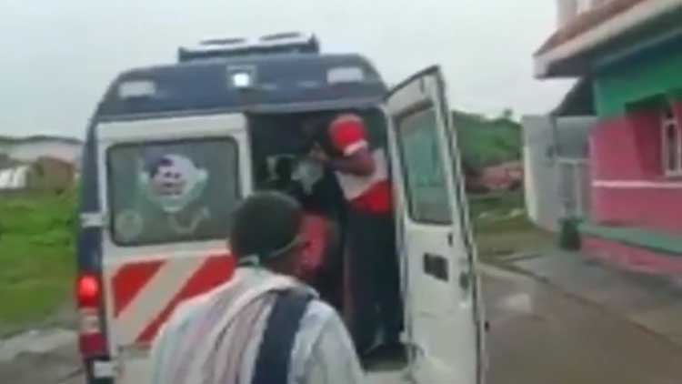 ലൈൻ ബസല്ല; ഇത്​ കോവിഡ്​ ലക്ഷണമുള്ളവരെ കൊണ്ടുപോകുന്ന ആംബുലൻസ്​-ആന്ധ്രയിൽ നിന്ന്​ ആശങ്കയുടെ കാഴ്​ച  -Video