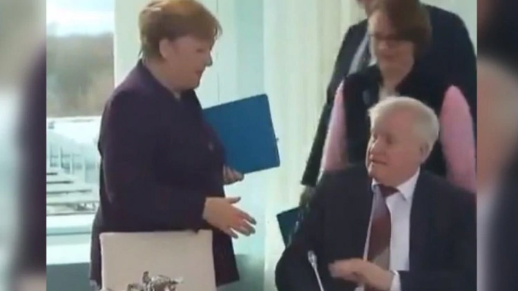 Angela-Merkel-shake-hand.jpg