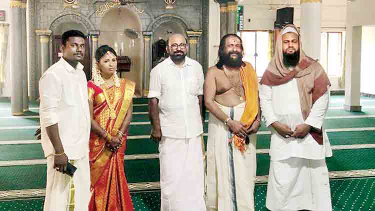 മ​ഹ​ല്ലൊ​രു​ക്കി​യ മം​ഗ​ല്യം; അ​ഞ്ജു​വി​​ന്​ ശ​ര​ത്ത് മി​ന്നു​ചാ​ർ​ത്തി