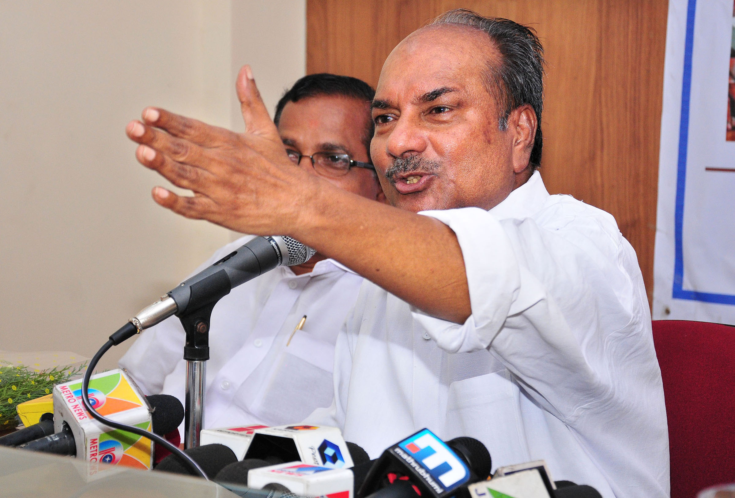 സാമുദായിക ധ്രുവീകരണത്തിന് ബോധപൂര്‍വ ശ്രമം -എ.കെ. ആന്‍റണി