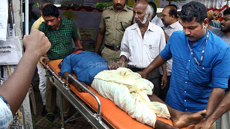 പി.എസ്.സിക്ക് മുന്നിലെ സമരം 16 ദിവസം പിന്നിട്ടു; വിദ്യാർഥിവേദി സംസ്ഥാന സെക്രട്ടറിയെ അറസ്റ്റ് ചെയ്തുനീക്കി പി.എസ്.സിക്ക് മുന്നിലെ സമരം 16 ദിവസം പിന്നിട്ടു; വിദ്യാർഥിവേദി സംസ്ഥാന സെക്രട്ടറിയെ അറസ്റ്റ് ചെയ്തുനീക്കി