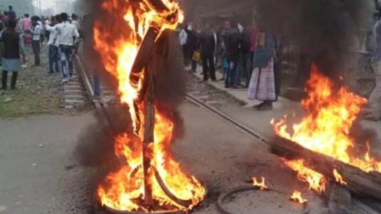 അ​സ​മി​ൽ സംഘർഷം തുടരുന്നു; ബം​ഗാ​ളി​ൽ ​റെ​യി​ൽ​വെ സ്​​റ്റേ​ഷ​ന്​ തീ​യി​ട്ടു