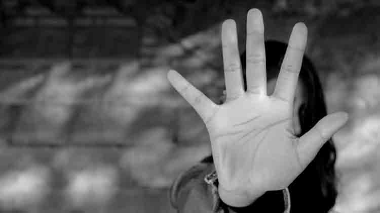 കോവിഡ് ബാധിതരുമായി സമ്പർക്കം: നാട്ടുകാർക്കുമുന്നിൽ യുവതി ആത്മഹത്യഭീഷണി മുഴക്കി