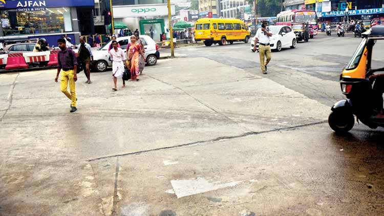 മാഞ്ഞുപോയ വരകളിൽ മരണഭീതിയിൽ കാൽനടയാത്ര