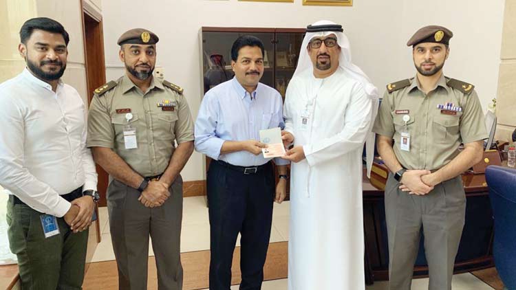 ബിസ്​മി ഗ്രൂപ്​ എം.ഡി മുഹമ്മദ്​ ഹാരിസിന്​ ഗോൾഡ്​ കാർഡ്