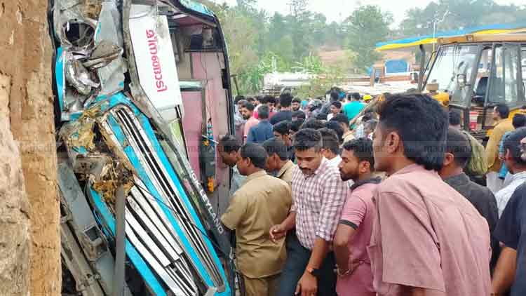 Bus-accident-at-Bathery