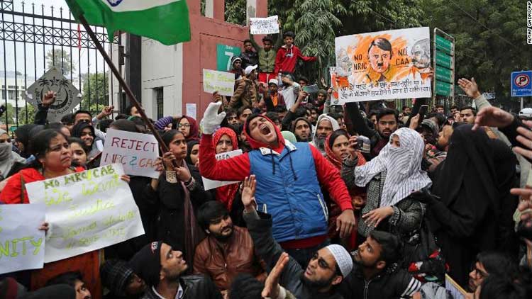 പ്രതിഷേധത്തിനിടയിലും പൗരത്വ സമരക്കാര്‍ക്കായി പൊലീസ് വേട്ട