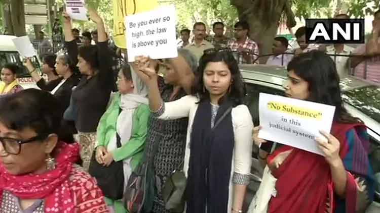 ചീഫ് ജസ്റ്റിസിന് ക്ലീൻ ചിറ്റ്; സുപ്രീംകോടതിക്ക് മുന്നിൽ പ്രതിഷേധം