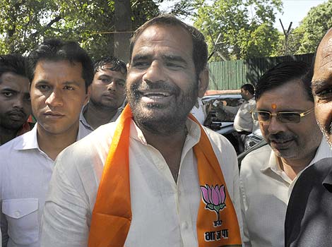 ബി.ജെ.പി എം.പിക്കെതിരെ   വനിതാ എം.പിമാരുടെ പരാതി