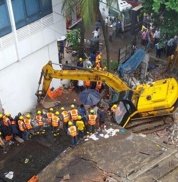 താണെയില്‍ കെട്ടിടം തകര്‍ന്ന് 12 മരണം