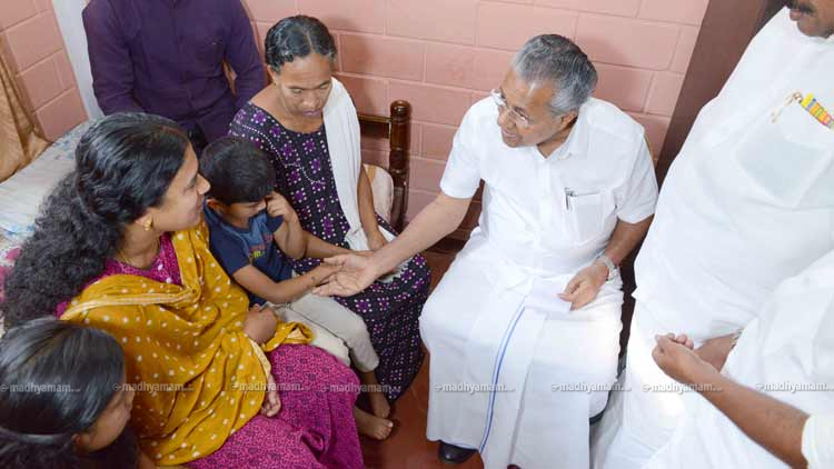 വസന്തകുമാറിൻെറ വീട്ടിൽ സ്‌നേഹസാന്ത്വനവുമായി മുഖ്യമന്ത്രി