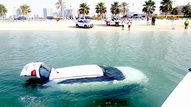 പാ​ർ​ക്ക് ചെ​യ്യു​ന്ന​തി​നി​ടെ നി​യ​ന്ത്ര​ണം​വി​ട്ട കാ​ർ മം​സാ​ർ ക്രീ​ക്കി​ൽ പ​തി​ച്ചു