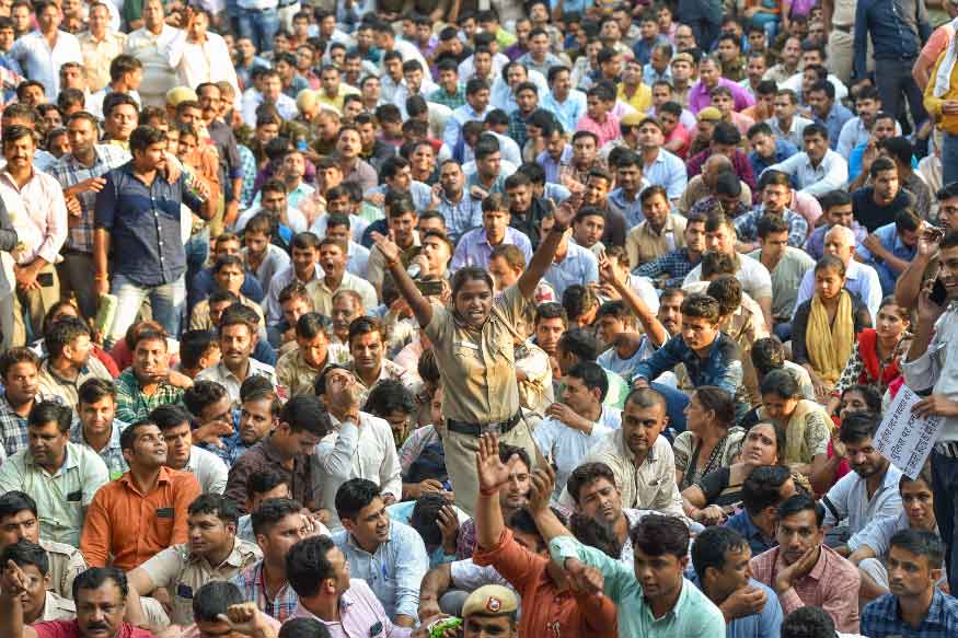 ഡൽഹി പൊലീസ് ​-അഭിഭാഷക സംഘർഷം: രണ്ട്​ ഐ.പി.എസുകാരെ സ്ഥലം മാറ്റി