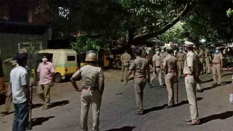 കോവിഡ്;​ േഡാക്​ടറുടെ മൃതദേഹം കൊണ്ടുവന്ന ആംബുലൻസിന്​ നേരെ കല്ലേറ്