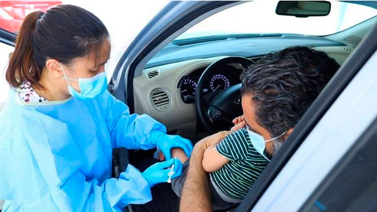 കു​ട്ടി​ക​ൾ​ക്ക്​ വാ​ഹ​ന​ത്തി​ലി​രു​ന്ന്​ വാ​ക്​​സി​നേ​ഷ​ൻ ന​ൽ​കാ​ൻ സൗ​ക​ര്യം