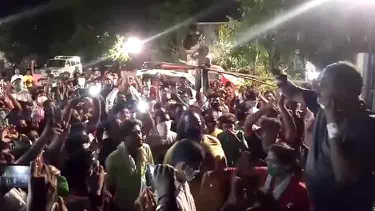 കോവിഡ്​ മുക്തി നേടിയ കോൺഗ്രസ്​ നേതാവിന്​ സാമൂഹിക അകലം കാറ്റിൽപറത്തി സ്വീകരണം