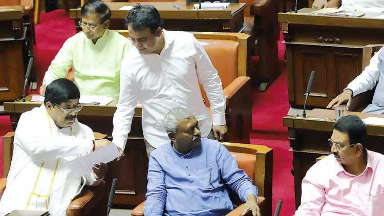 ​പൗരത്വ സമരം: സഭയിൽ വാക്​പോര്​; ഇറങ്ങിപ്പോക്ക്