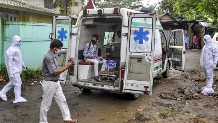 കർണാടകയിൽ കോവിഡ്​ രോഗികൾ സഞ്ചരിച്ച ആംബുലൻസിന്​ ക​േല്ലറ്​