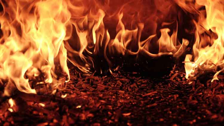 അമ്മയുടെ ചിതക്ക്​ തീകൊളുത്തി ഏക മകൾ; മൊബൈലിൽ കാഴ്​ചക്കാരനായി അച്ഛൻ