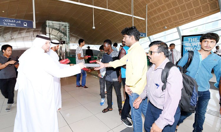 ചൂടിനെ പ്രതിരോധിക്കാൻ ദുബൈ നഗരസഭയുടെ സൗജന്യ കുടവിതരണം