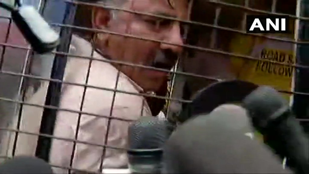 വിമതരെ കാണാനെത്തിയ  ശിവകുമാറി​നെ പൊലീസ്​ ബലംപ്ര​േയാഗിച്ച്​ തിരിച്ചയച്ചു