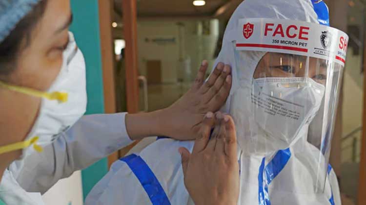 ‘മരണഭയത്താൽ നോക്കുന്ന രോഗികളെ ഒരു നോട്ടംകൊണ്ടുപോലും ആശ്വസിപ്പിക്കാനാകാതെ’ 