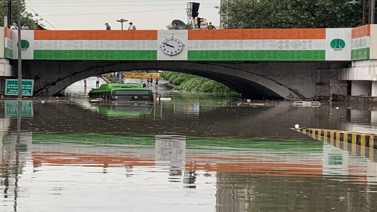 ഡൽഹിയിൽ കനത്ത മഴയും വെള്ളപ്പൊക്കവും; ഒരു മരണം
