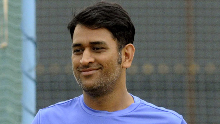 ധോ​ണി​യു​ടെ വ​ക ഒ​രു ല​ക്ഷം; സ​മൂ​ഹ​മാ​ധ്യ​മ​ങ്ങ​ളിൽ പ​രി​ഹ​ാസം