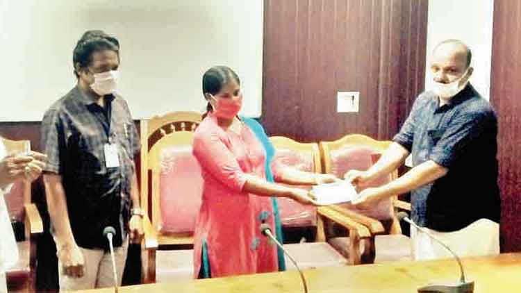 മ​ക​ൾ​ക്ക് സീ​റ്റ് മെ​റി​റ്റി​ൽ; പ​ഠ​ന​ത്തി​ന്​ ക​രു​തി​യ പ​ണം ദു​രി​താ​ശ്വാ​സ നി​ധി​യി​ലേ​ക്ക് ന​ൽ​കി മ​ധു​സൂ​ദ​ന​ൻ