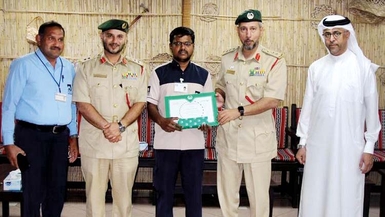 2.1 ല​ക്ഷം ദി​ർ​ഹം ക​ള​ഞ്ഞു കി​ട്ടി;  ന​ന്മ​യു​ടെ കാ​വ​ലാ​ൾ തി​രി​ച്ചേ​ൽ​പ്പി​ച്ചു