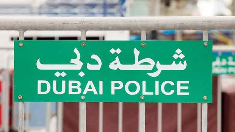 നി​യ​മം ലം​ഘി​ച്ച് കൂ​ട്ടം​കൂ​ടി​യ  യു​വാ​ക്ക​ളെ പൊ​ലീ​സ് പി​ടി​കൂ​ടി