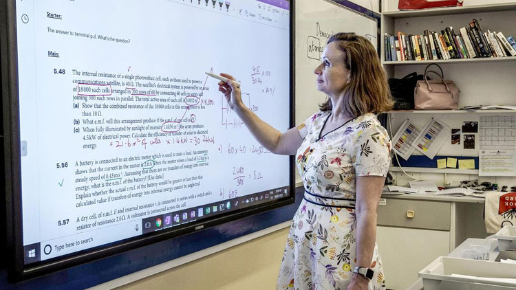 ഇന്നുമുതൽ വീട്ടിലിരുന്ന് പഠിക്കാം