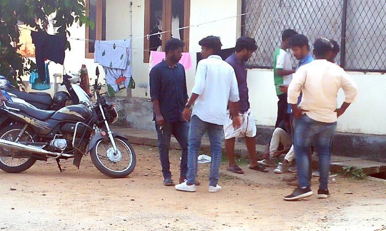 മുങ്ങിമരിച്ച വിദ്യാർഥിയുടെ മൃതദേഹം ഒരുമണിക്കൂർ മോർച്ചറിക്ക് പുറത്ത് മുങ്ങിമരിച്ച വിദ്യാർഥിയുടെ മൃതദേഹം ഒരുമണിക്കൂർ മോർച്ചറിക്ക് പുറത്ത്