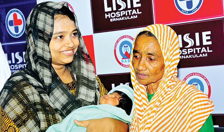 ഹൃദ്യമായി ഈ കരുതൽ;  കുഞ്ഞുമാലാഖ വീട്ടിലേക്ക് മടങ്ങി