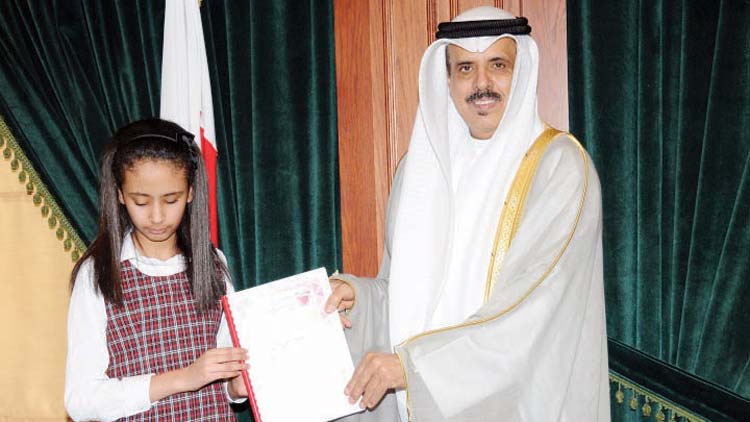 അന്​ധതയെ തോൽപ്പിച്ച്​ മുനീറ രചിച്ച പുസ്​തകം മന്ത്രി ഏറ്റുവാങ്ങി