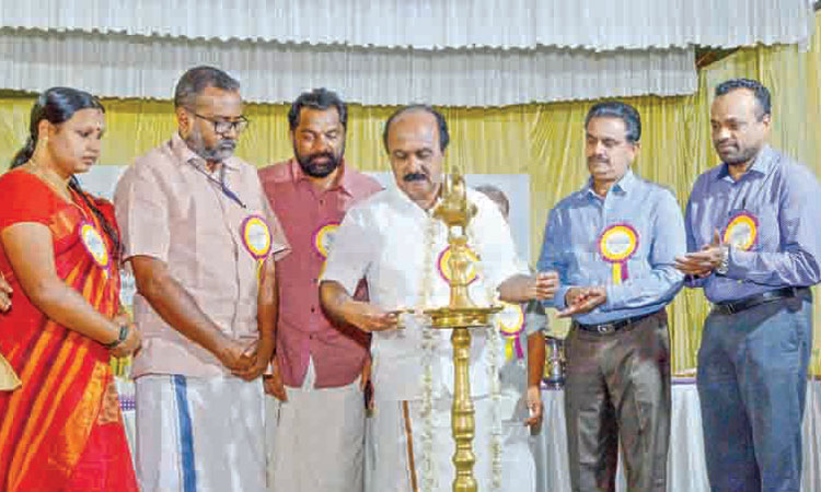 ഭവന നിർമാണ വായ്പകൾ തീർപ്പാക്കൽ: അദാലത് ആനുകൂല്യങ്ങൾ ഉപയോഗപ്പെടുത്തണം –മന്ത്രി ചന്ദ്രശേഖരൻ ഭവന നിർമാണ വായ്പകൾ തീർപ്പാക്കൽ: അദാലത് ആനുകൂല്യങ്ങൾ ഉപയോഗപ്പെടുത്തണം –മന്ത്രി ചന്ദ്രശേഖരൻ