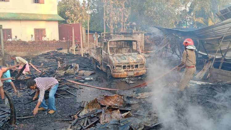 മലപ്പുറം ചാപ്പനങ്ങാടിയിൽ വൻ തീപിടിത്തം