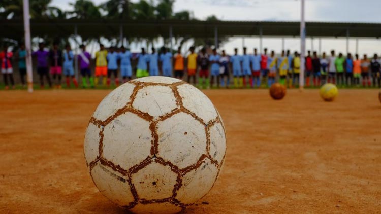 ലോക്ക്ഡൗൺ ലംഘിച്ച് ഫുട്ബാൾ കളിച്ച എട്ടുപേർക്കെതിരെ കേസ് ലോക്ക്ഡൗൺ ലംഘിച്ച് ഫുട്ബാൾ കളിച്ച എട്ടുപേർക്കെതിരെ കേസ്