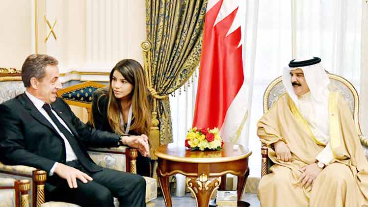 മു​ന്‍ ഫ്ര​ഞ്ച് പ്ര​സി​ഡ​ൻ​റി​ന്​  ഹ​മ​ദ് രാ​ജാ​വി​െൻറ ഊഷ്​മള സ്വീ​ക​രണം