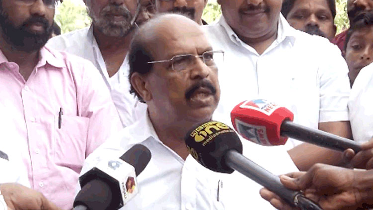 മന്ത്രി സുധാകരനെതിരെ പരാതി നൽകിയ വനിത നേതാവിനെ തിരിച്ചെടുക്കാൻ നീക്കം; സി.പി.എമ്മിൽ പൊട്ടിത്തെറി