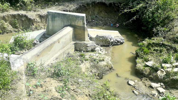 ല​ക്ഷ​ങ്ങ​ൾ ചെ​ല​വി​ട്ട് പു​ന​ർ​നി​ർ​മി​ച്ച ചെ​ക്ക് ഡാം ​ത​ക​ർ​ന്നു