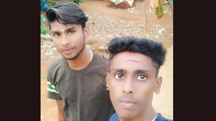 ബൈക്കിൽ ലോറിയിടിച്ച് യുവാക്കൾ മരിച്ചു ബൈക്കിൽ ലോറിയിടിച്ച് യുവാക്കൾ മരിച്ചു