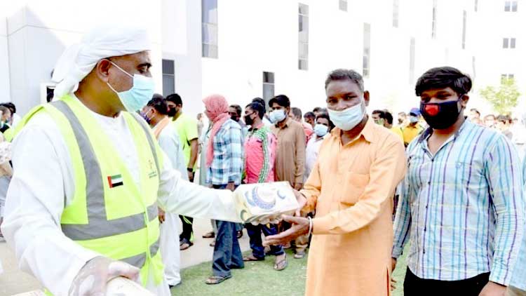 തൊ​ഴി​ലാ​ളി​ക​ൾ​ക്ക് പെ​രു​ന്നാ​ൾ സ​മ്മാ​നം കൈ​മാ​റി തൊ​ഴി​ൽ​കാ​ര്യ സ്ഥി​രം സ​മി​തി