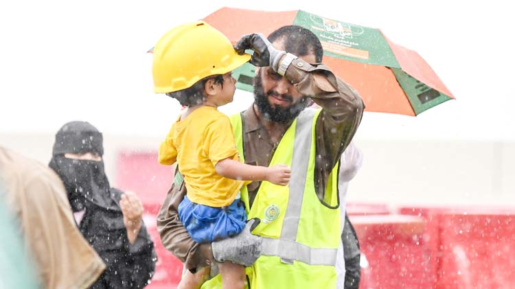 പകരം വെക്കാനൊന്നുമില്ല; സ്​​നേ​ഹം തുളുമ്പു​മീ  സൈ​നി​ക സേ​വ​നത്തിന്​...