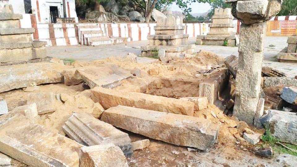 ലോക പൈതൃക കേന്ദ്രമായ ഹംപിയിലെ ശവകൂടീരം തകർത്ത നിലയിൽ