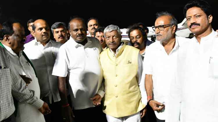 രാത്രി വൈകിയും അനുനയ ചർച്ചയുമായി സഖ്യനേതാക്കൾ